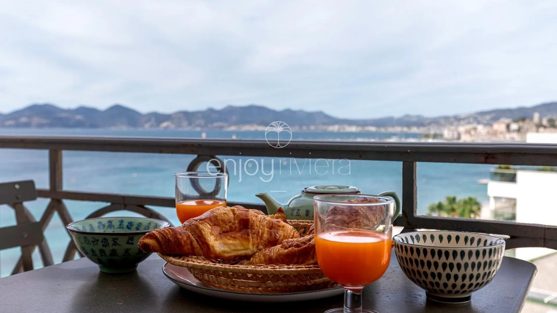 Apartment Palais Miramar - Suite & G17 - Vue Mer - Croisette Emplacement Unique -20 Plage - Wifi - Clim Cannes France